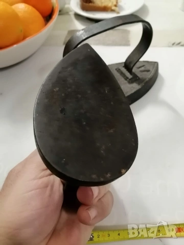 Ретро, чугунени ютии 2 броя, снимка 7 - Антикварни и старинни предмети - 53500078