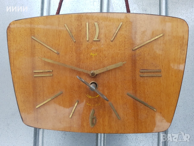 Стенен часовник Маяк 