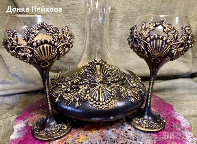 Ръчно изработен сервиз . декантер с две чаши в злато