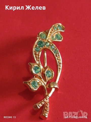Винтидж брошка тип букет със златист цвят и зелени кристали ЦИРКОН 25847