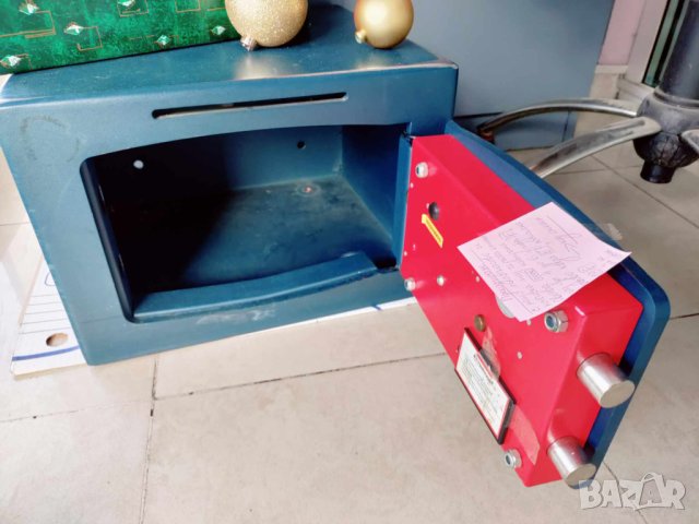 Метален сейф, снимка 2 - Сейфове и каси - 43682088