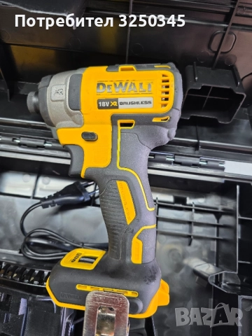 Акумулаторен ударен винтоверт DeWALT DCF887N, 18 V, 205 Nm,две батерии по 5ah, зарядно и куфар. , снимка 3 - Винтоверти - 52278182