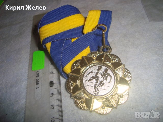 КРАСИВ ПОЗЛАТЕН СПОРТЕН МЕДАЛ - ФУТБОЛ с ЛЕНТА 30650, снимка 4 - Антикварни и старинни предмети - 38026182