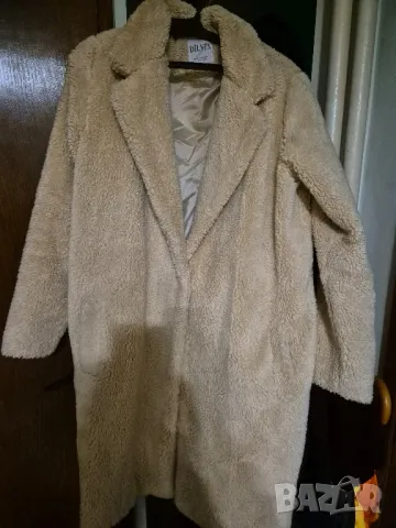 леко бежово палто