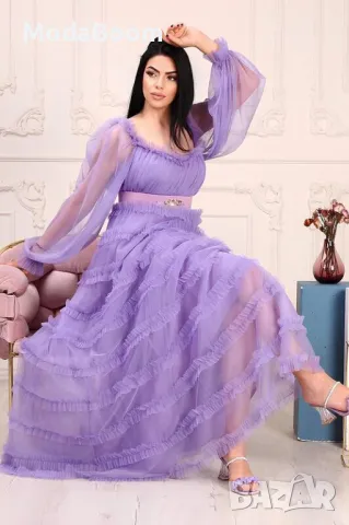 Вечерна рокля с дълги ръкави, деколте и тюл с волани в пурпурен/лилав цвят