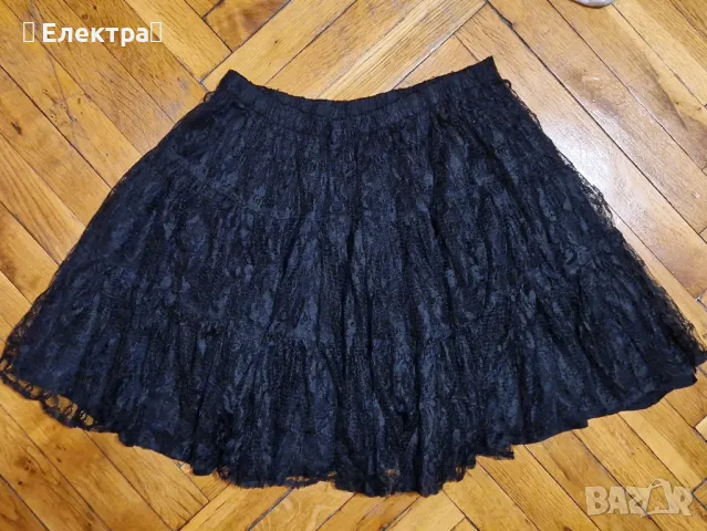 Черна дантелена пола с еластична талия, универсален размер.
