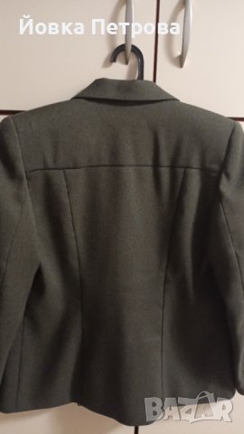 Продавам дамски костюм от две части сако и панталон. Зелен, делови, с прав панталон, сакото класичес, снимка 5 - Костюми - 39421677