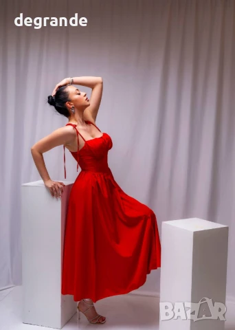 Дамска червена рокля със секси деколте
