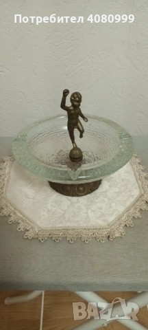 Пепелник с медна или бронзова фигурка на момченце