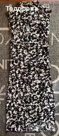 Рокля HM черно и бяло, под коляно, без ръкав