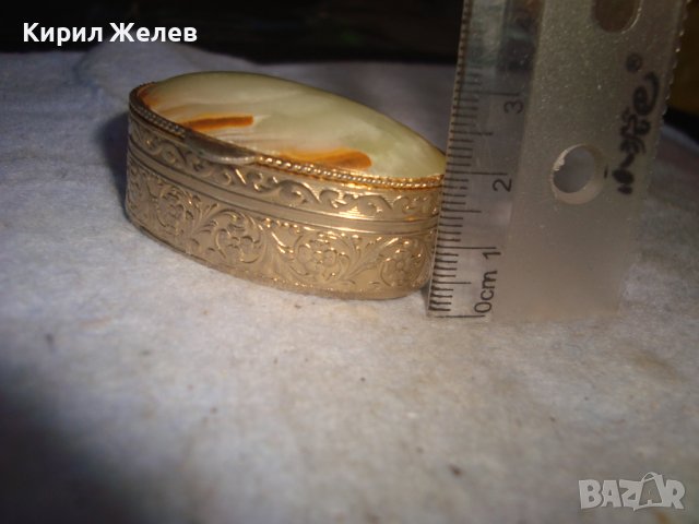 ПОЗЛАТЕНА СТИЛНО ОРНАМЕНТИРАНА КУТИЙКА за БИЖУТА илиДРУГО с КАПАЧЕ от НАТУРАЛЕН МРАМОРЕН ОНИКС 29077, снимка 3 - Други ценни предмети - 38152445