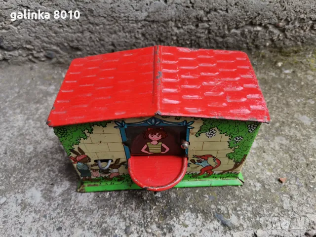 Стара метална касичка