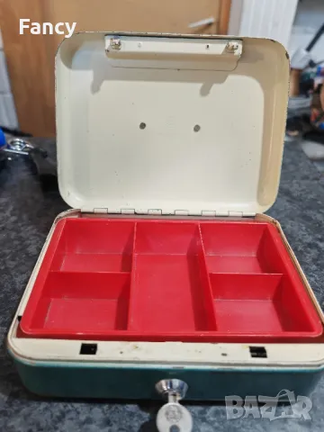 Малка метална кутия, сейф W. Germany, снимка 2 - Антикварни и старинни предмети - 47389489