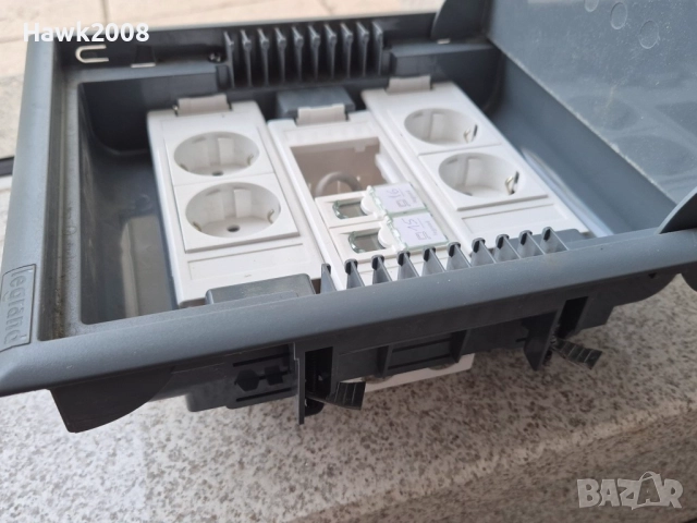 Комплект 8 бр. подова оборудвана електро кутия Легранд за вертикален монтаж с капак Legrand, снимка 4 - Ключове, контакти, щепсели - 51736270