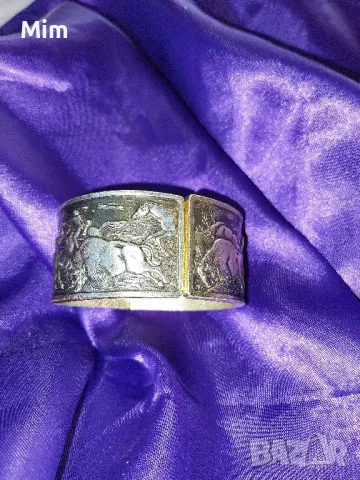 Винтидж Гривна с релефна сцена на лов за бизони , снимка 2 - Гривни - 48796658