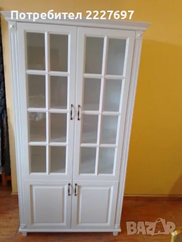 Витрина от масивна дървесина и МДФ в Бяло. Налична!