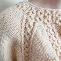 Ръчно плетен пуловер с аранови елементи , снимка 10 - Блузи с дълъг ръкав и пуловери - 23873451