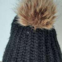 Продавам дамска зимна шапка с пух. , снимка 3 - Шапки - 35503302