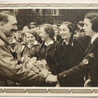 Картичка Хитлер се ръкува с ученички, снимка 1 - Филателия - 37211692