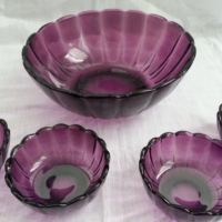 Стъклени купи цветно  лилаво стъкло, снимка 1 - Антикварни и старинни предмети - 17710124