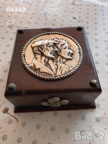 Стара дървена кутия за цигари, снимка 2 - Антикварни и старинни предмети - 43603050