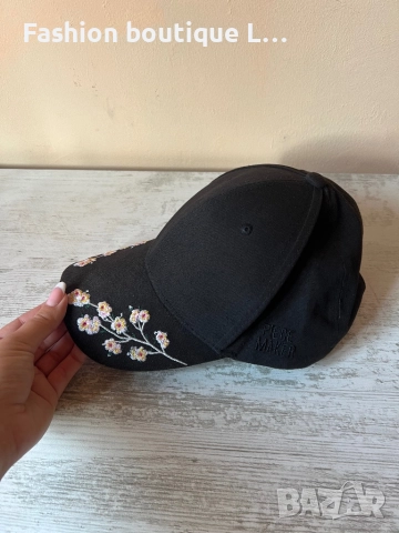 Черна дамска бейзболна шапка с бродирани цвята от текстил с регулираща се обиколка на главата, снимка 2 - Шапки - 52943946