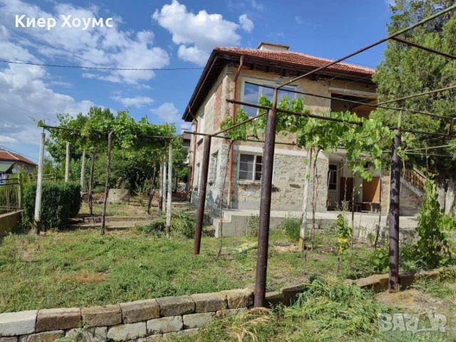 Продавам двуетажна къща в село Бряст общ.Димитровград, снимка 3 - Къщи - 51191264