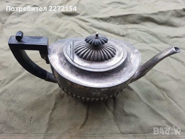 Британски посребрен чайник