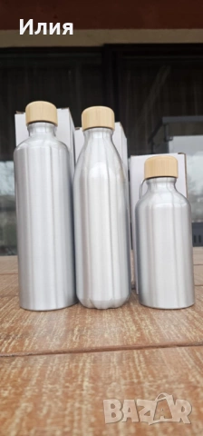 Комплект от три броя алуминиеви бутилки с изчистен дизайн и бамбукова капачка