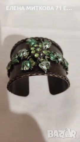 Масивна стара гривна от метал с камъчета и релефни рози, снимка 1