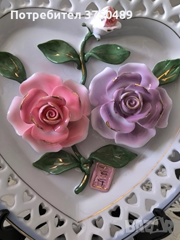 Красива декоративна чиния с релефни рози в розов и лилав нюанс и ажурен бордюр - Цена 30 лв/15,33€, снимка 4 - Други - 52273532