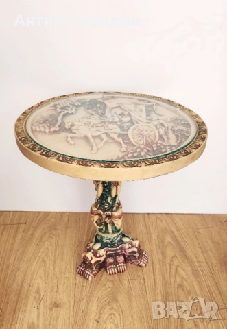 Кръгла декоративна масичка с релефен плот