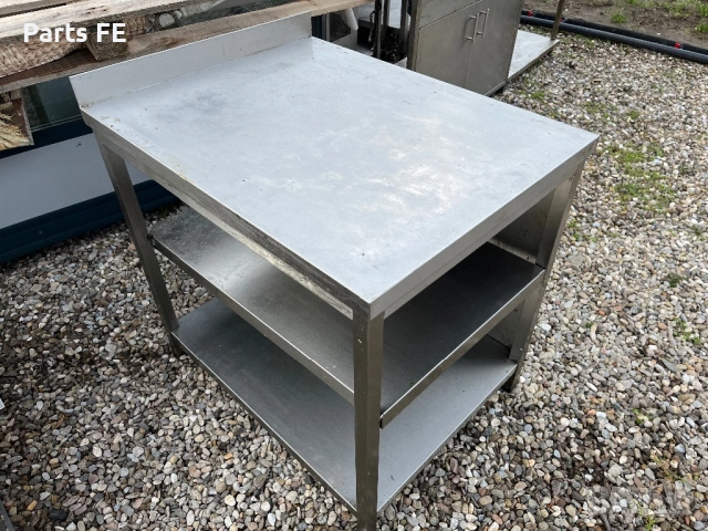 Професионална работна маса с два рафта неутрално оборудване