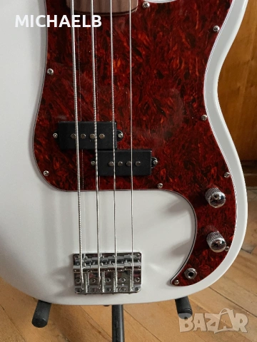 Продавам бас китара Fender Precision, снимка 3 - Китари - 53296459