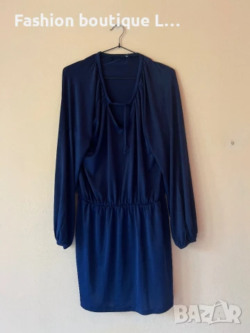 Тъмно синя рокля с ластик в талията е на ръкавите 💙