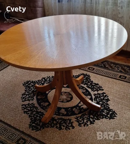 Продавам масивна кръгла трапезна маса 