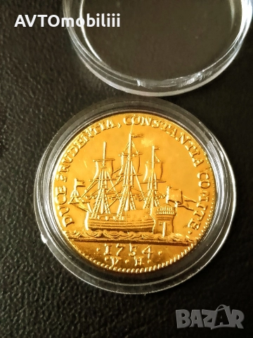 Позлатена средновековна Английска монета в капсула 