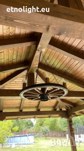 Полилеи, осветление от автентични реставрирани колела от каруца с дървени чашки , снимка 6 - Полилеи - 49455496