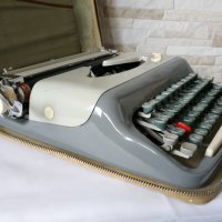 Стара пишеща машина CONSUL 232  - Made in Czechoslovakia - 1962 година, снимка 4 - Антикварни и старинни предмети - 35140849