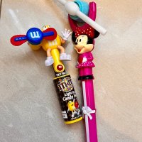 Играчка ММ-вентилатор за бонбони и една Мики Маус която само свири се върти, снимка 1 - Пъзели - 30952727
