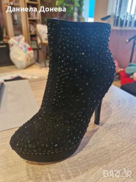 Дрехи и обувки на символични цени, снимка 1