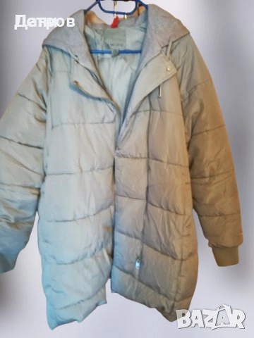 Дамско яке тип парка/шуба с качулка олекотено.Сребрист светло сив металик цвят,размер М-L.100-120 лв, снимка 1