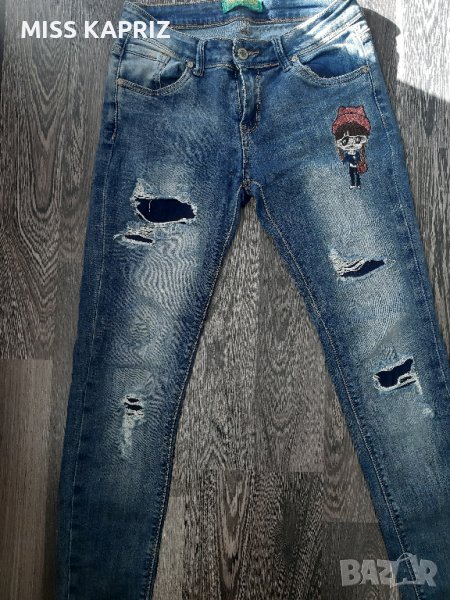 Дамски дънки с бродерия и релеф , снимка 1