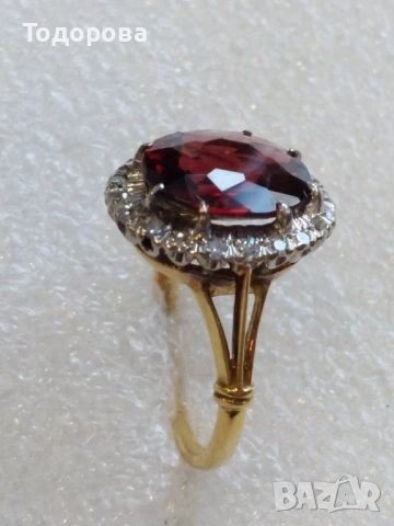 Съвременен дамски златен пръстен 18к с прекрасен гранат и диаманти.Има и сертификат, снимка 13 - Пръстени - 52211544