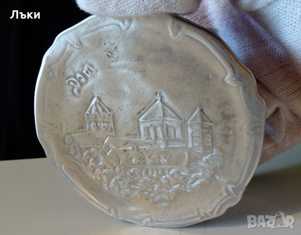  Чиния от калай,релефно изображение на Катедрала . , снимка 2 - Антикварни и старинни предмети - 32573887