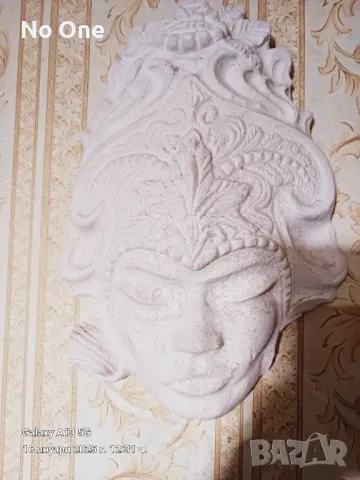 Продавам стара гипсова фигура   