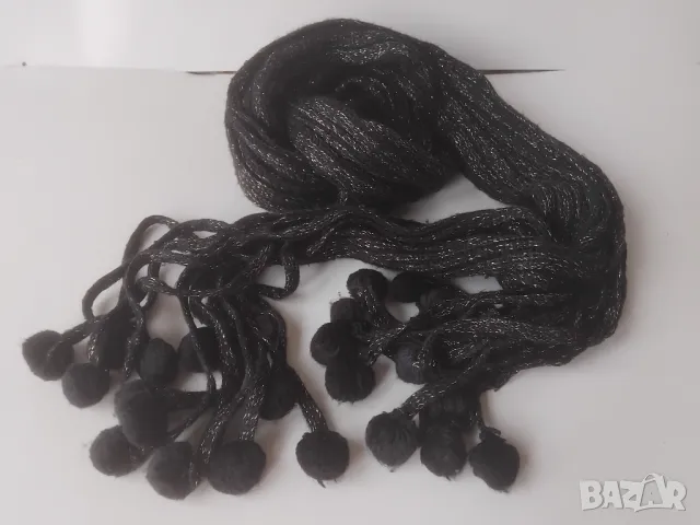 Елегантен черен шал с ламе и помпони