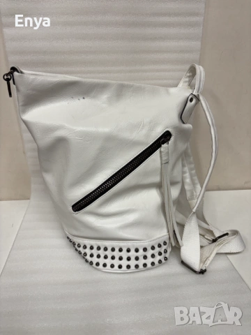 Раница с капси от еко кожа - цвят бял