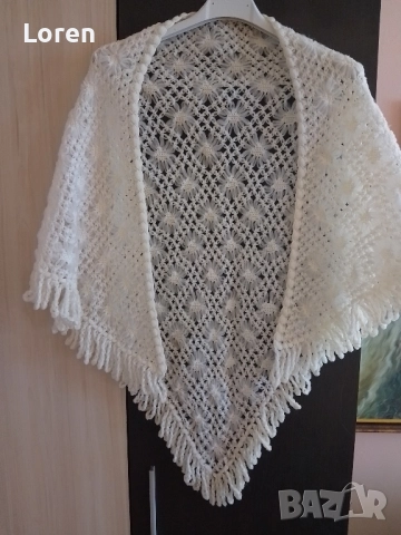 Ново!Триъгълен бял руски шал от изкуствена боцкаща плетка, снимка 2 - Шалове - 52649001