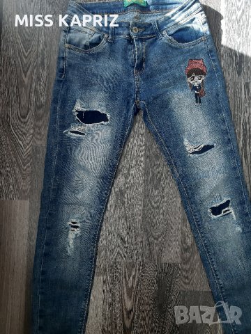 Дамски дънки с бродерия и релеф 